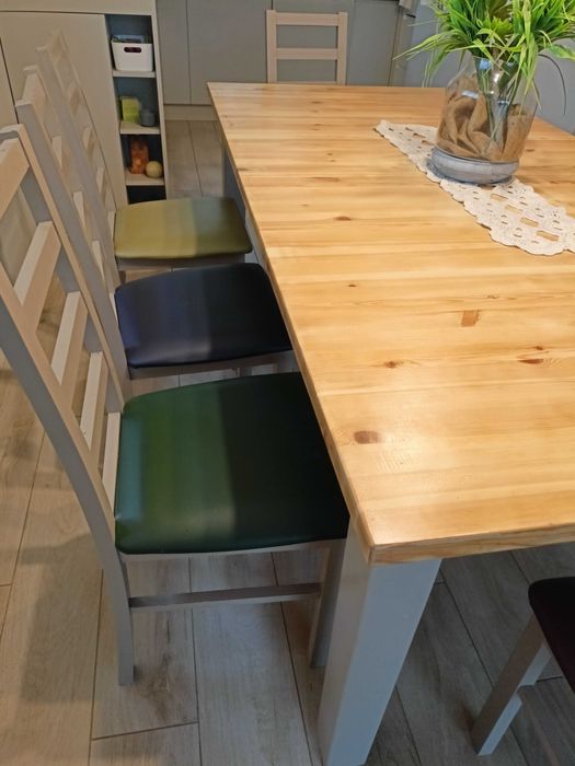 Stół drewniany, rozkładany z 8 krzesłami