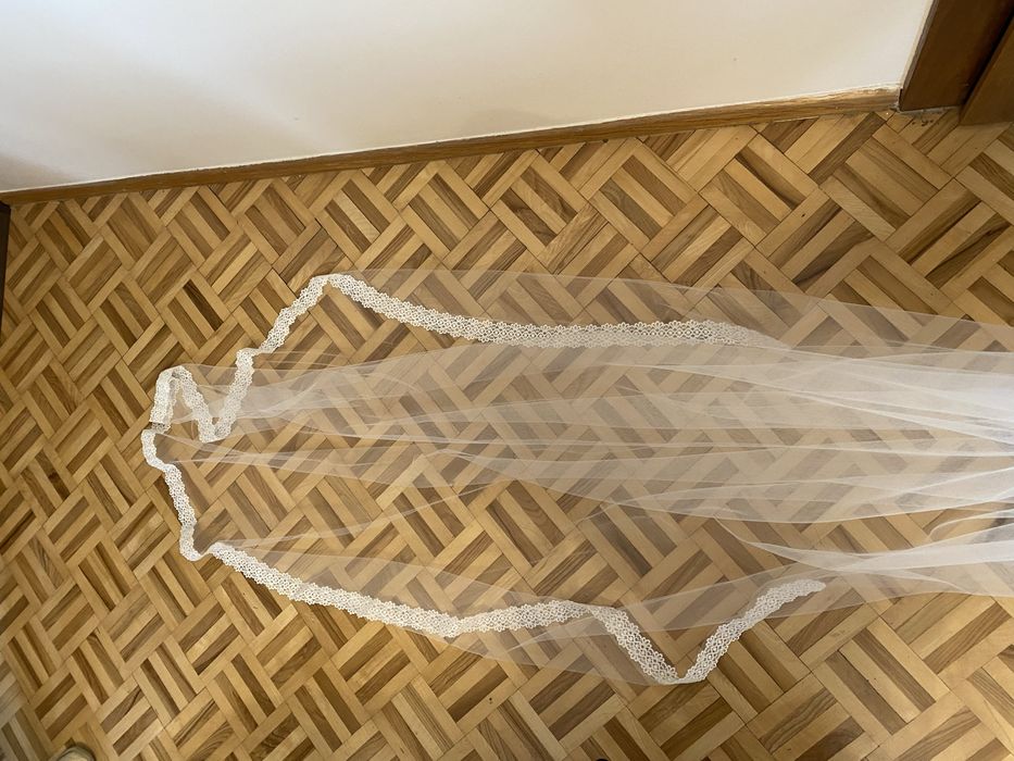 Welon ślubny z tiulu z wykonczeniem