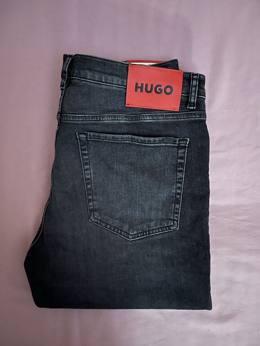 Wyprzedaż spodnie  męskie Hugo.