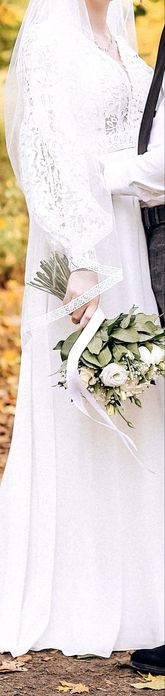 Весільна сукня з мереживним верхом