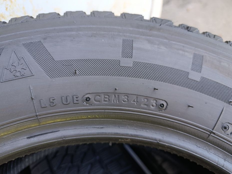 Продам комплект шин зима 215/65-16C Bridgestone Blizzak