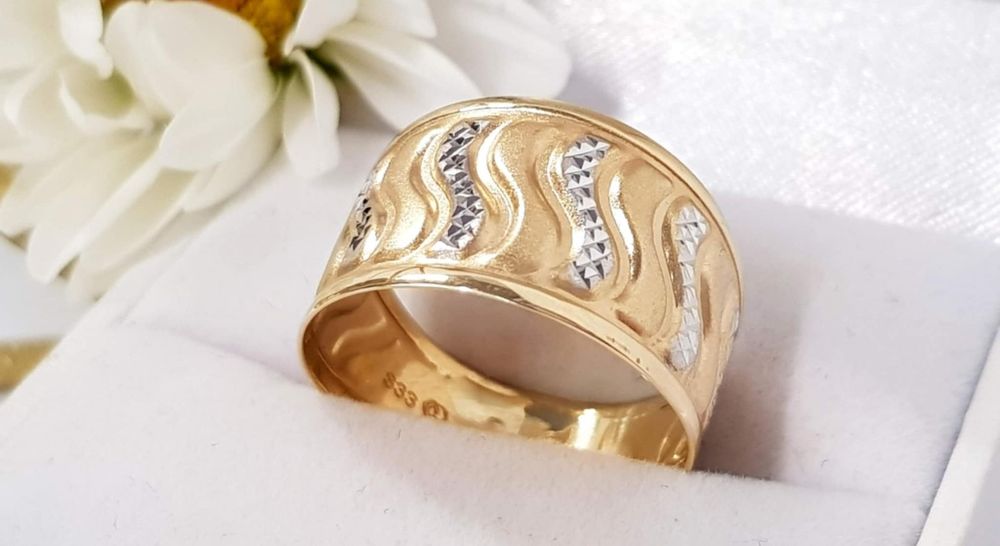 Złoty pierścionek typu obrączka