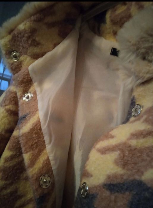 Casaco todo forrado com pêlo nos punhos e na gola