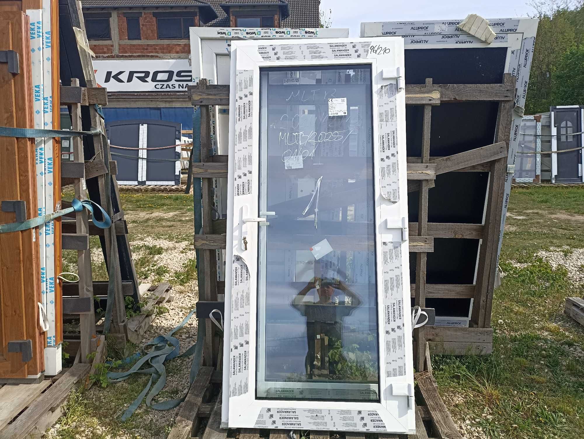 Drzwi zewnętrzne pcv 96/210 białe trzy szybowe