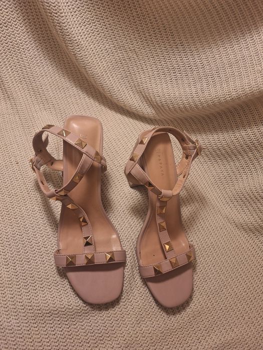 Różowe buty na obcasie