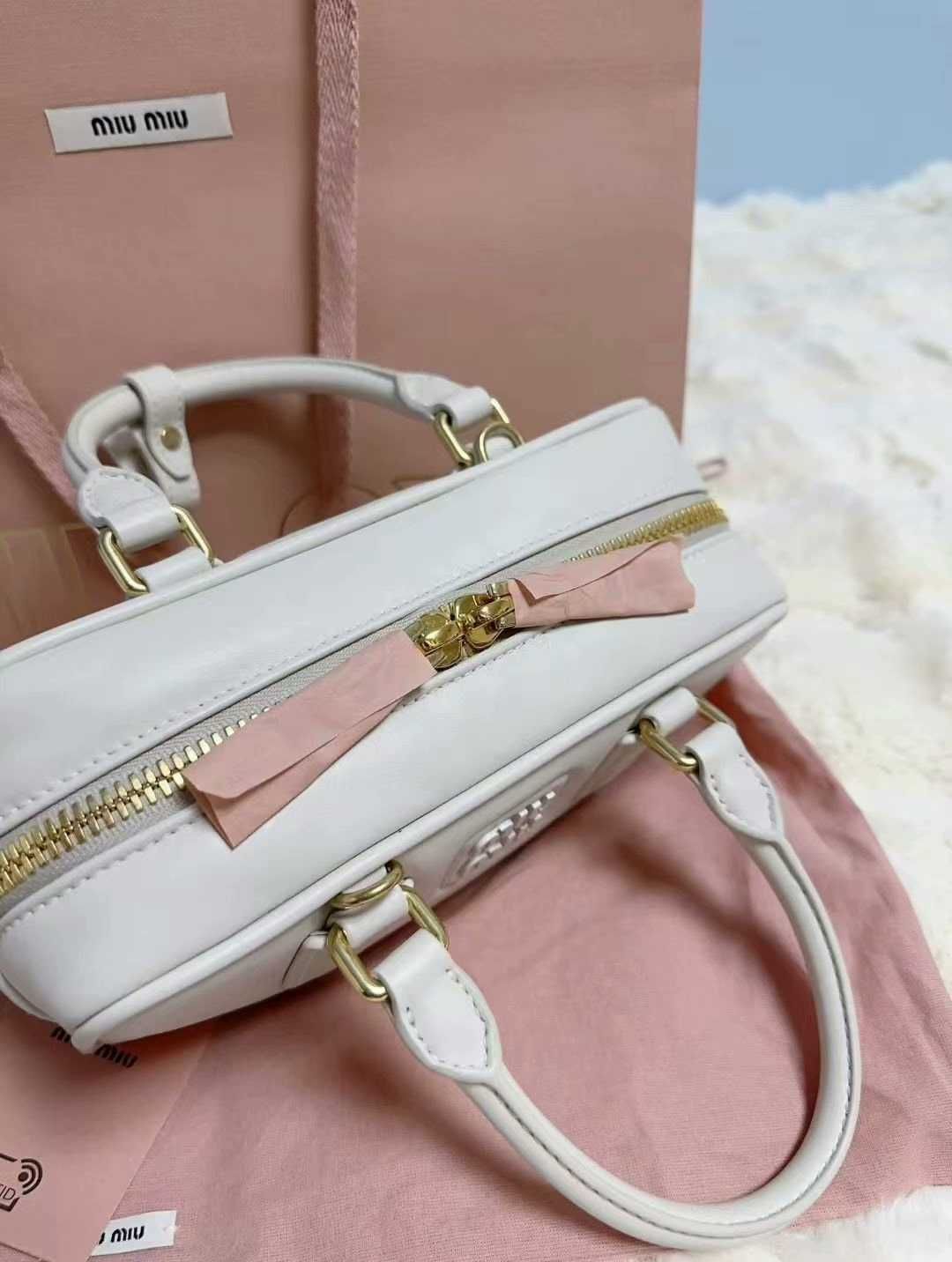 MiuMiu Biała Torebka Na Ramię Welurowa Elegancja Sezon Letni