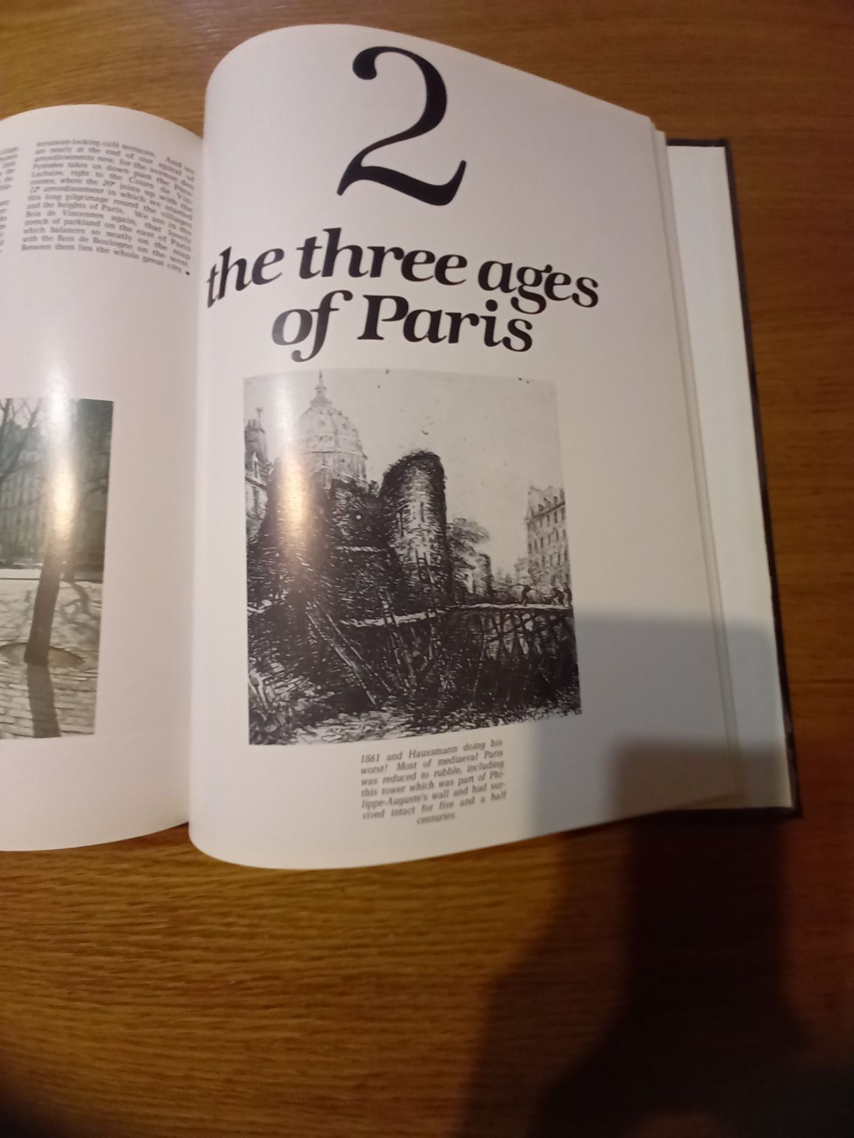 Книга о Париже на английском языке.