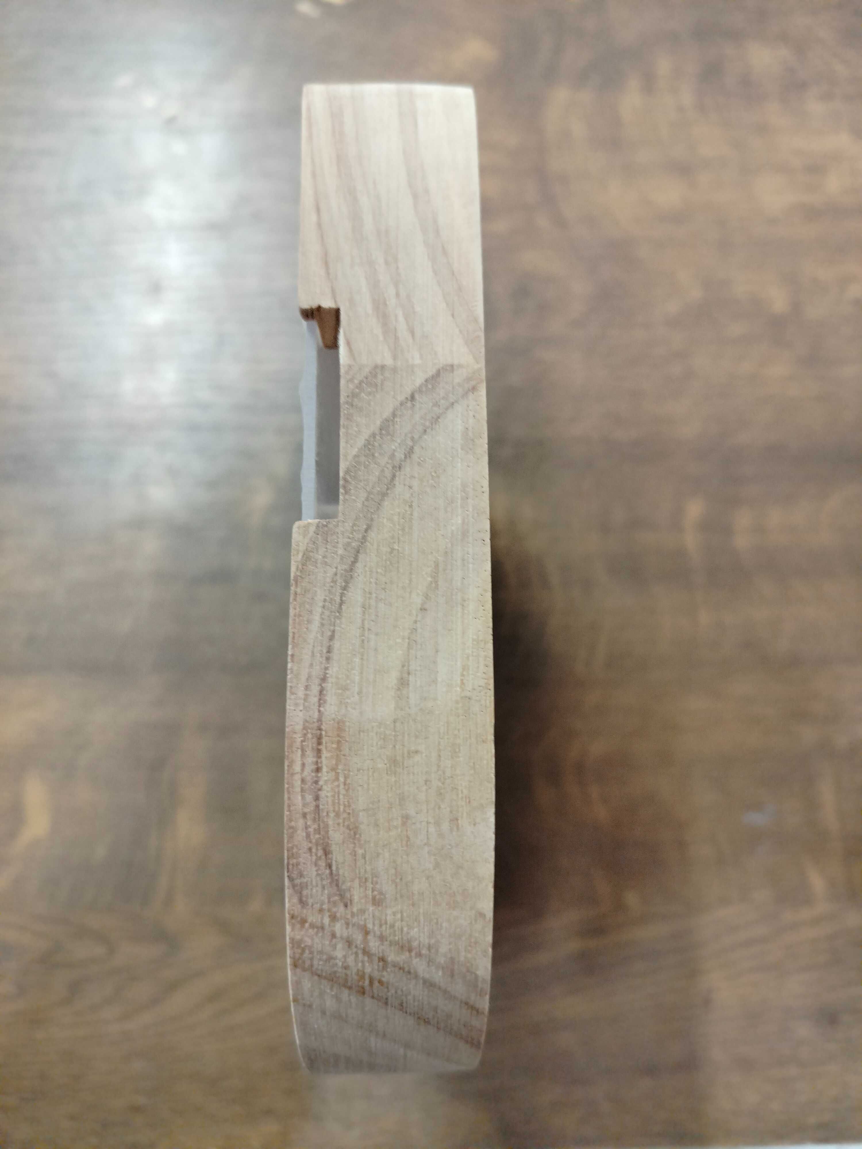 Drewniana skarbonka w kształcie litery D