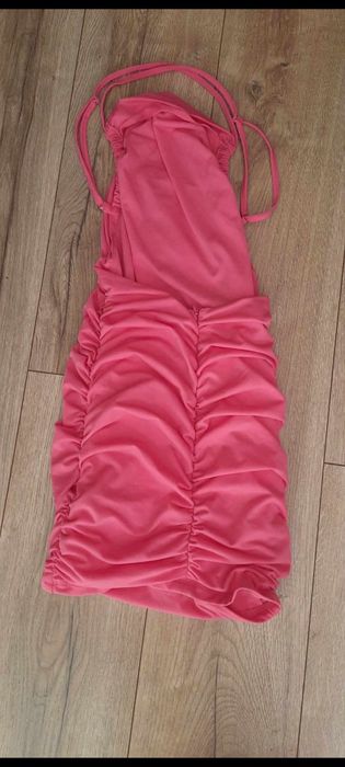 Różowa sukienka z odkrytymi plecami