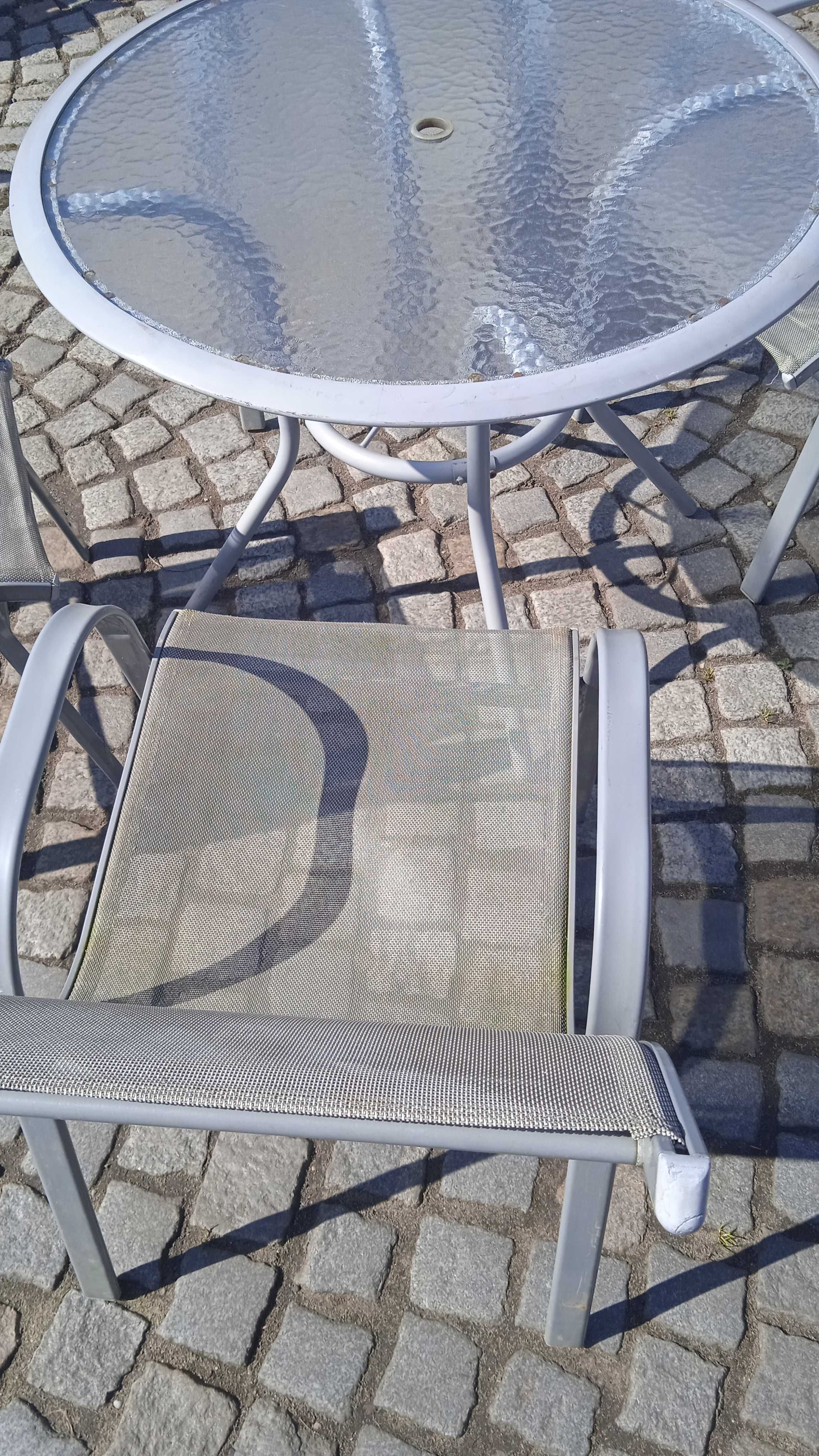 Komplet ogrodowy 4  krzesła i stół z szklanym blatem.
