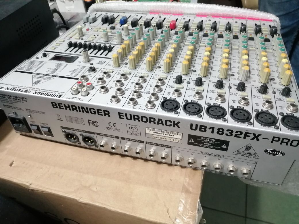 Микшерный пульт Behringer ub 1832 fx