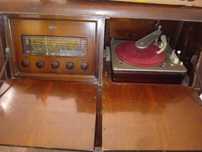 Movel antigo com radio G Marconi e gira discos embutido.