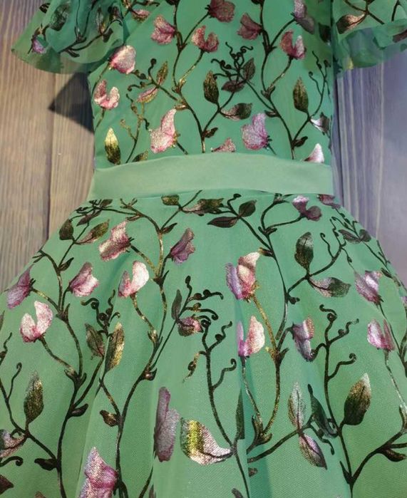 Пишне красиве плаття м''ятного кольору з  ніжним блиском на візерунку.