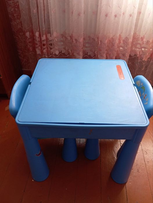 дитячий столик та 2 стільчики
