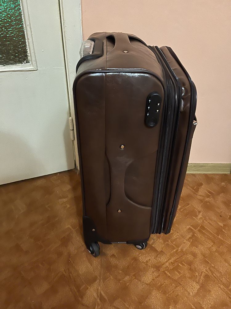 Чемодан Sky travel на 4 колесах