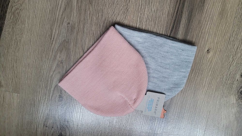 Zestaw dwóch czapek, różowa i szara, rozmiar 0-6 miesięcy