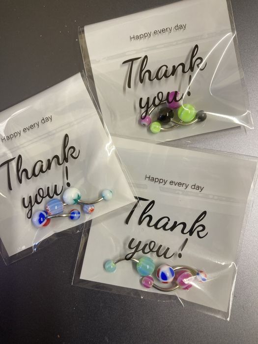 Piercings umbigo coloridos