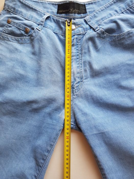 Jasnoniebieskie letnie jeansy rybaczki