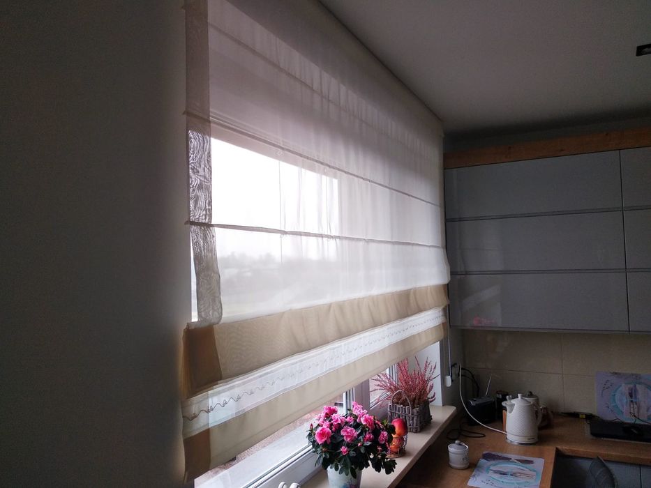 Roleta rzymska o szerokości 215 cm.