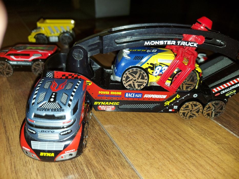 Duże auto z naczepą i podnośnikiem HDS + 11 aut.