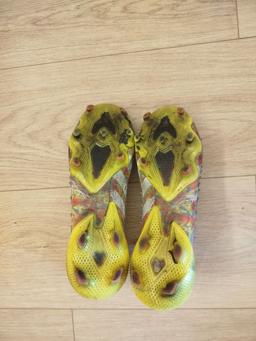 Бутси Adidas predator розмір -  39 (25 см)
Оригінал.