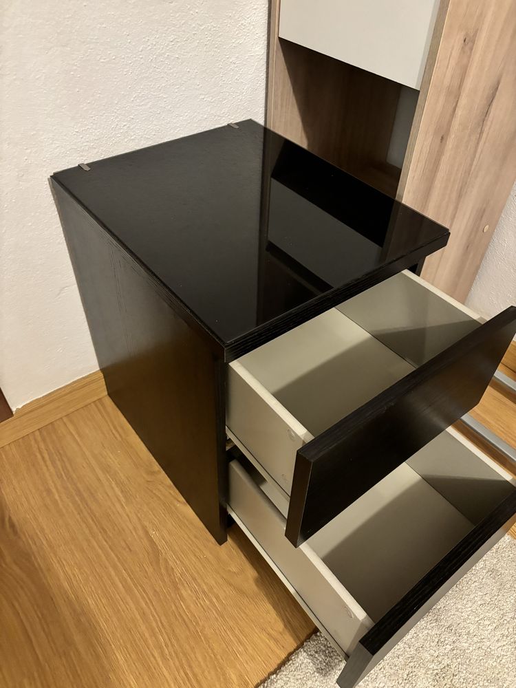Mesa de cabeceira Malm do IKEA com vidro