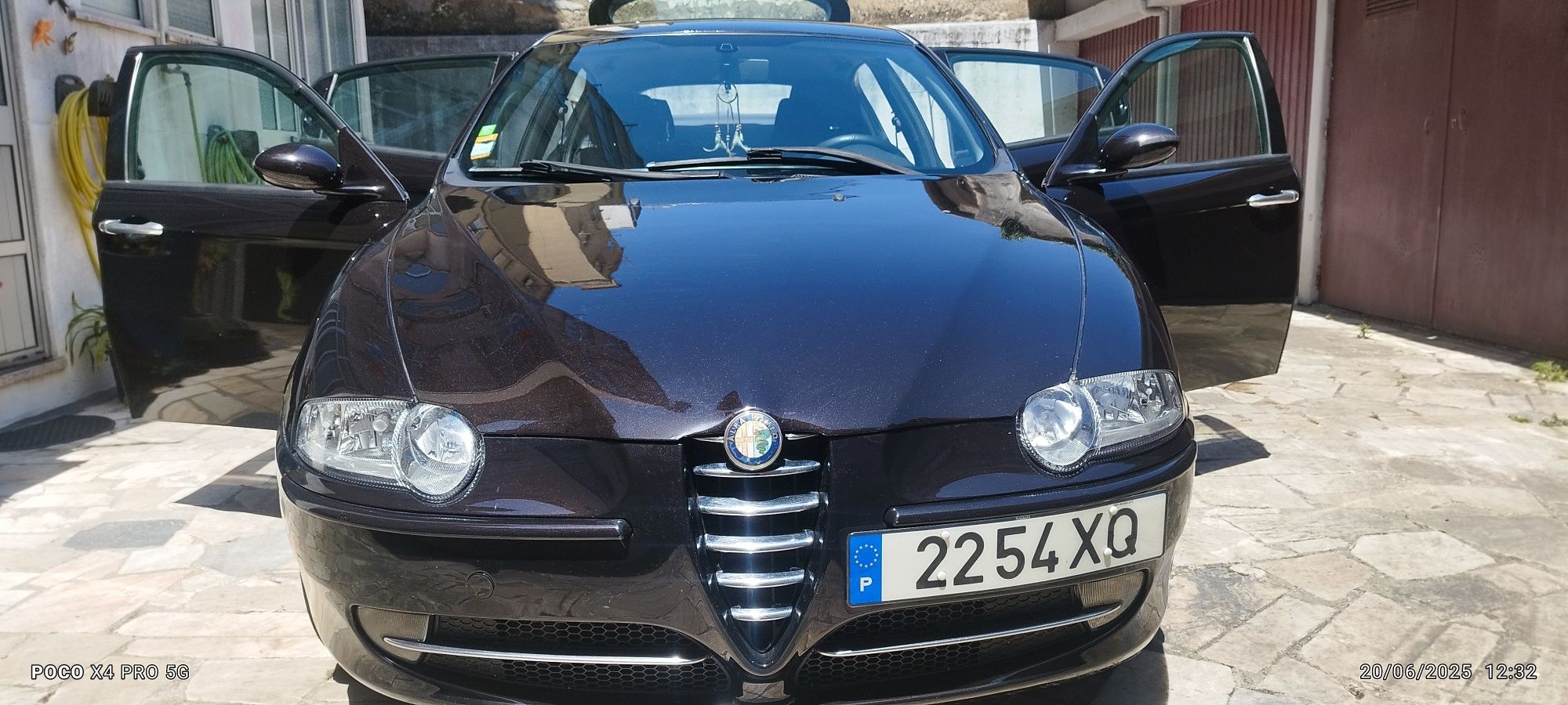 Vende-se Alfa Romeu a gás e  gasolina