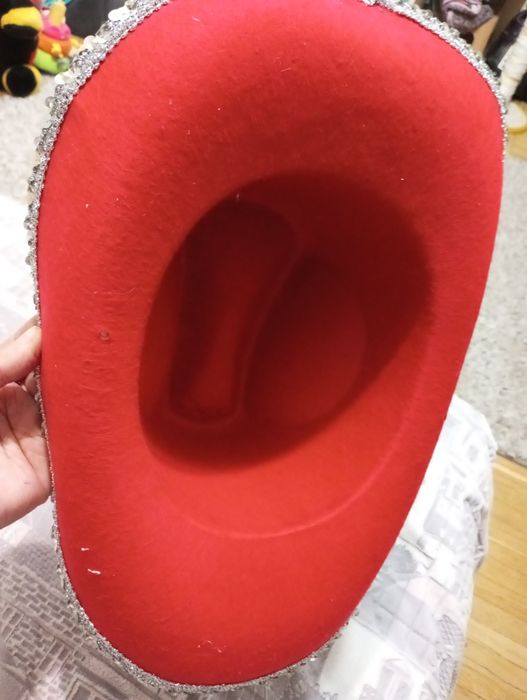 Продам 2 червоні шляпи