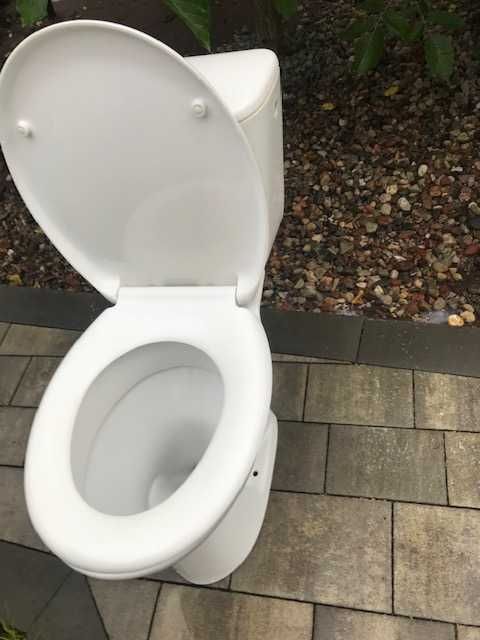 muszla WC cersanit wraz z ceramiczna spłuczką i deską