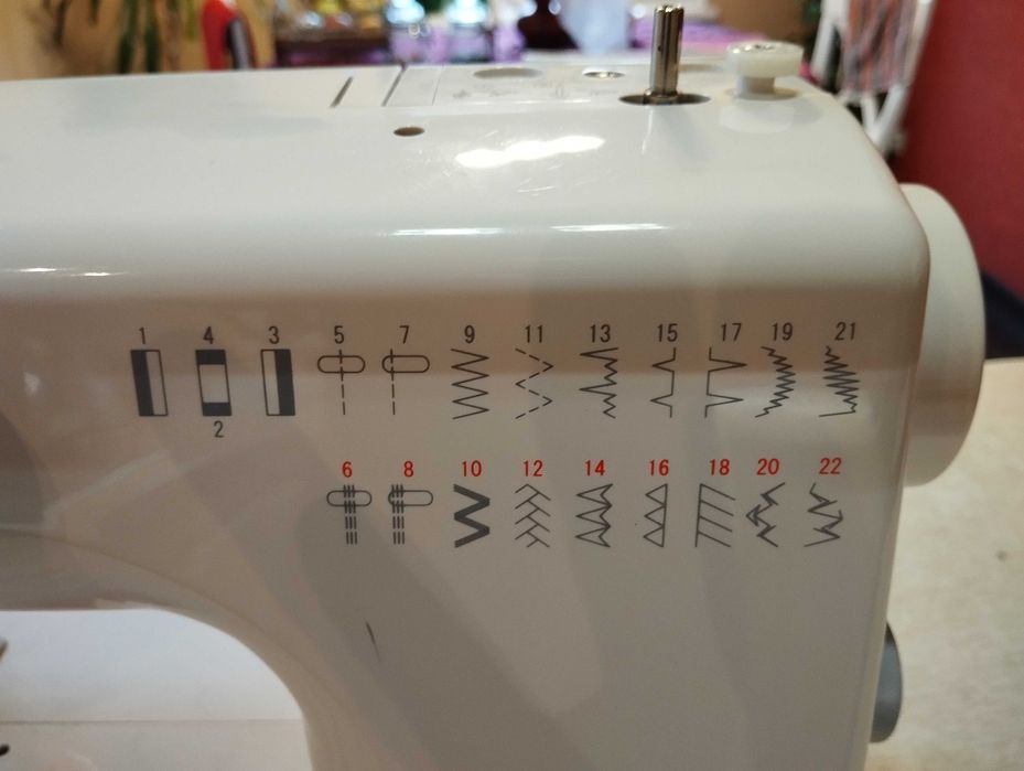 Швейна машина AEG без педалі електроприводу.