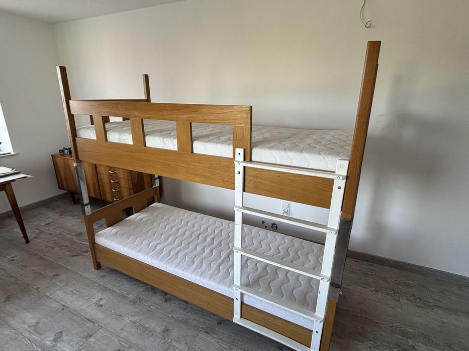 Łóżko dwupiętrowe dziedzięce drewniane z materacami