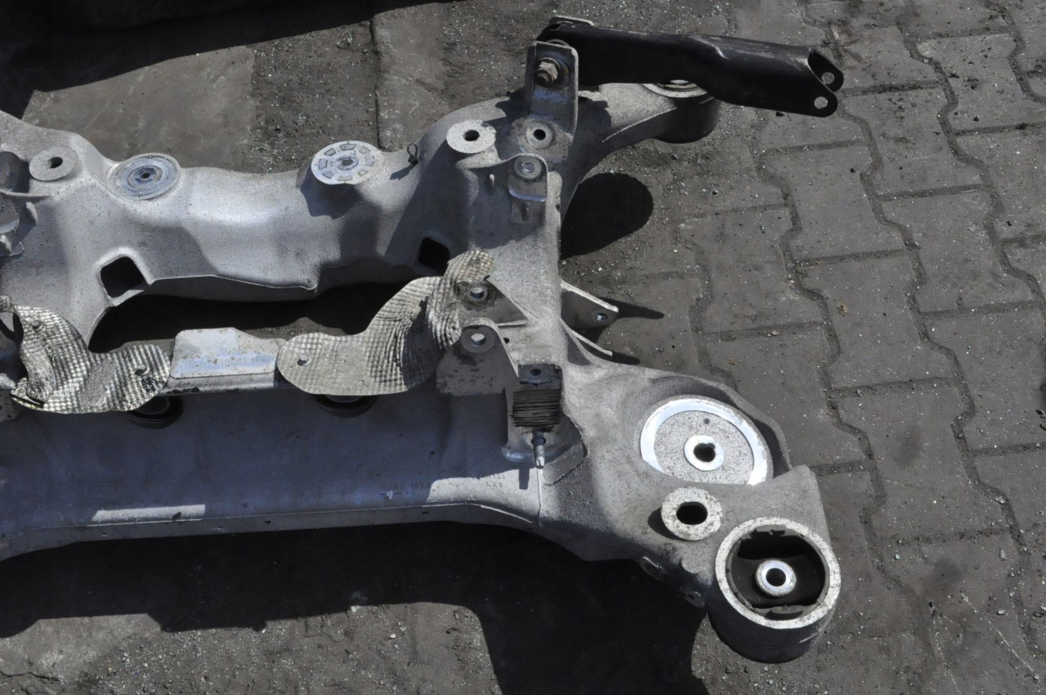 DEFENDER L663 3.0D SANKI ZAWIESZENIA WÓZEK TYŁ 21R