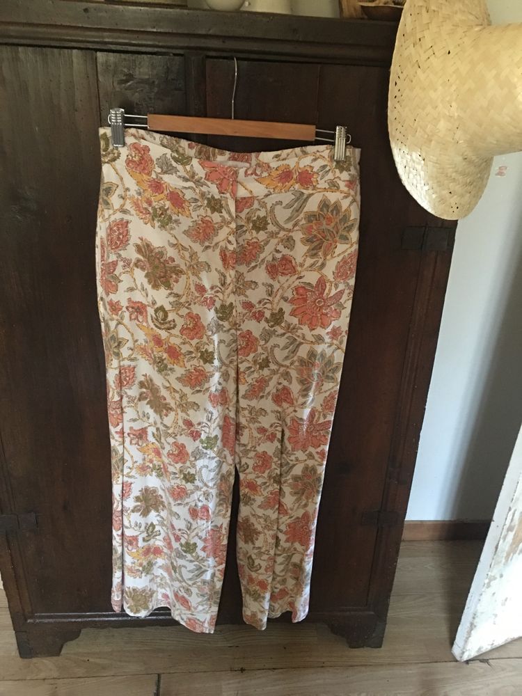 Calcas brancas com motivos florais Mango