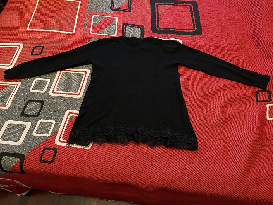 Camisola preta com bainha rendada