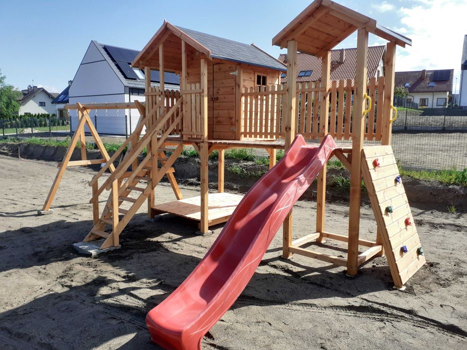 Huśtawka, plac zabaw z drewna, lawka, domek dla dzieci.