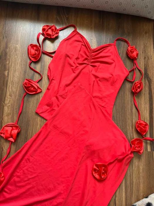 Sukienka przylegająca długa syrenka wiszące róże lato wesele wakacje