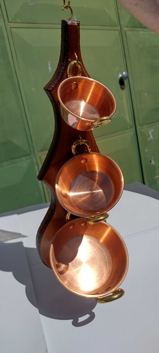 Conjunto de panelas com suporte