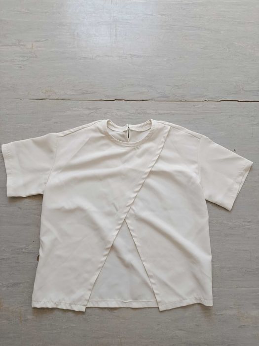 T-shirt branca com abertura frontal