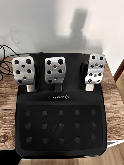 Logitech G29 com volante personalizado F1 Redbull