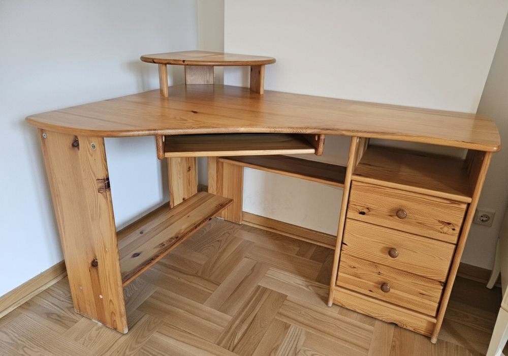 Sosnowe biurko narożne z nadstawką
Sosnowe biurko narożne z podstawką