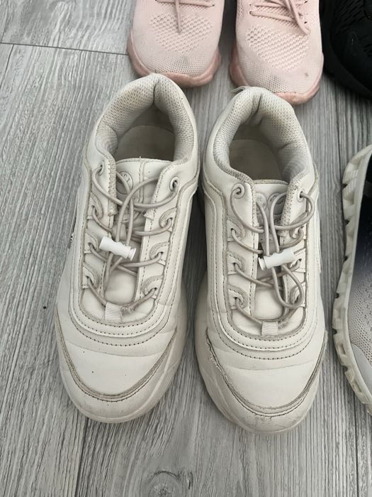 Чорні туфлі, туфельки, білі кросівки, чорні кроссовки, кеди