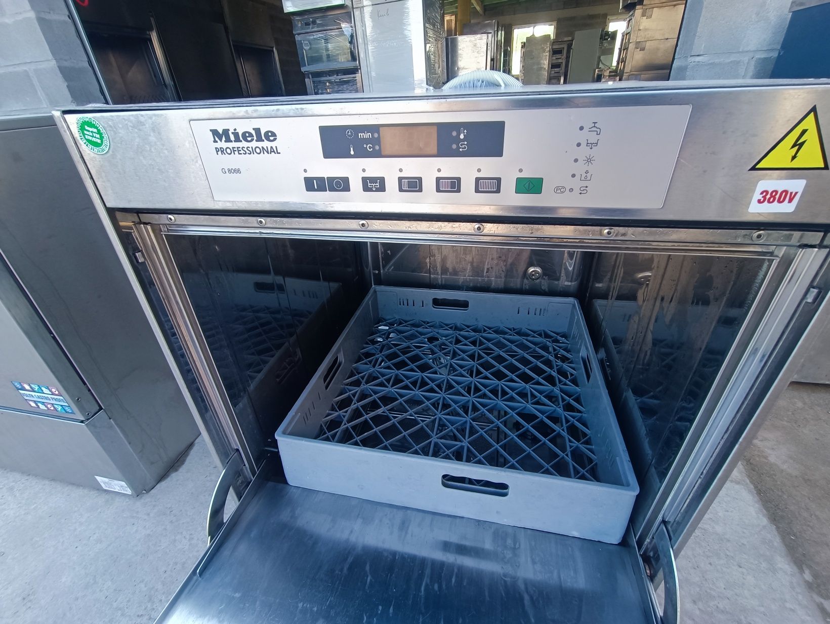 Професійна посудомийна машина Miele G8066