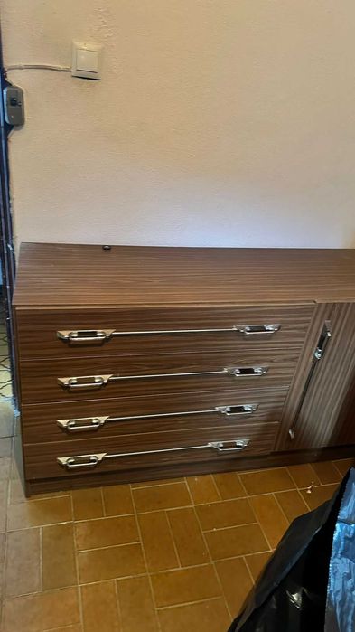 conjunto de Cómoda estilo antigo como nova e cama no mesmo design