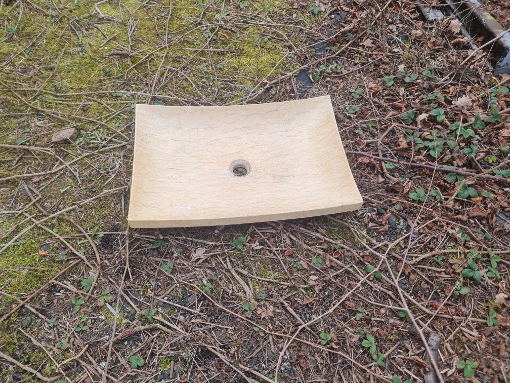 Umywalką kamienna z szklanym blatem