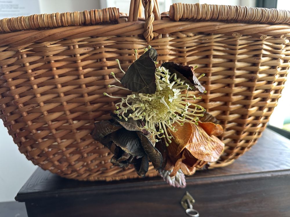 Maravilhosa Cesta de pic nic com flores