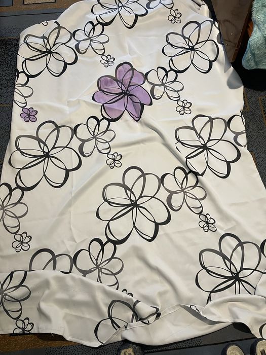 Штора в квіти в гарному стаеі