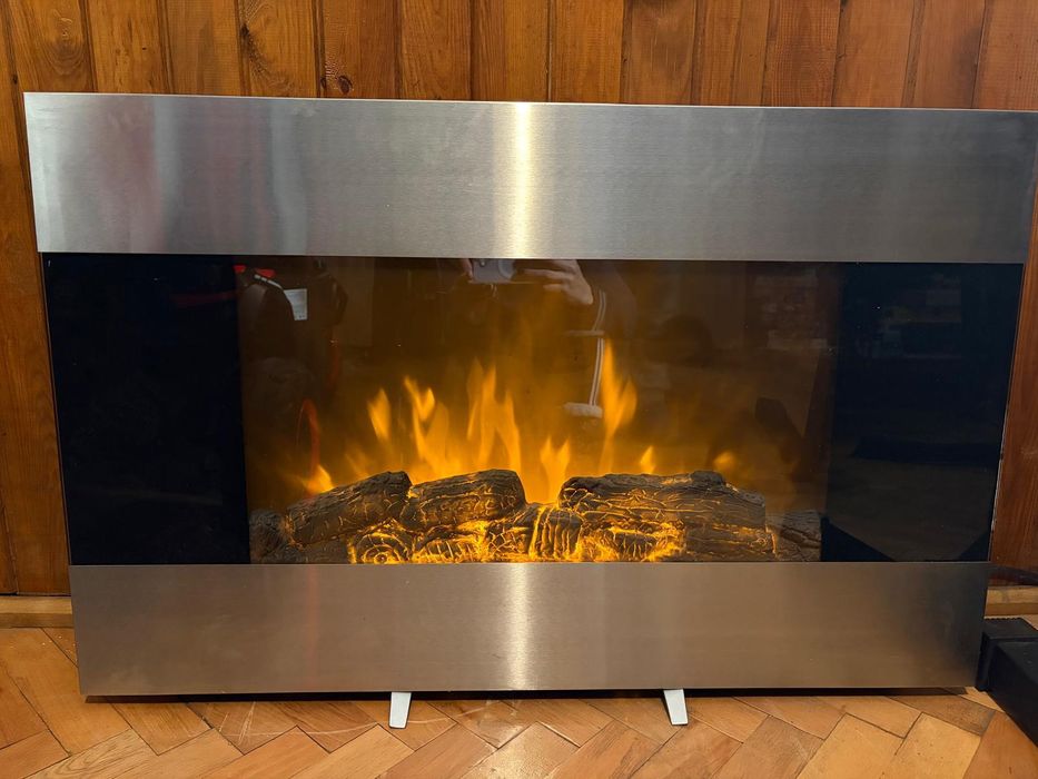 Elektryczny kominek LED z funkcją grzania