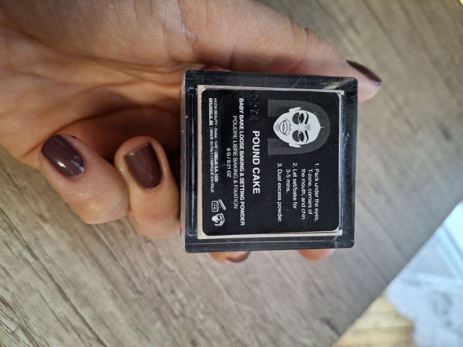Huda Beauty mini puder do twarzy Pound cake