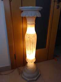 Coluna em pedra mármore com iluminação