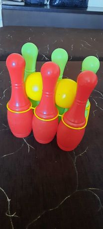 Кегли пластиковые, в наборе с 2 шарами - в отл.сост.